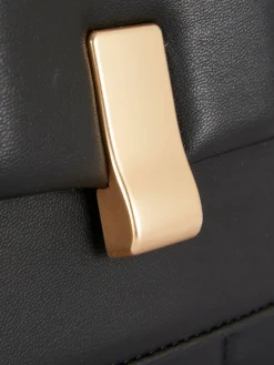 Bandolera Acolchada Con Solapa