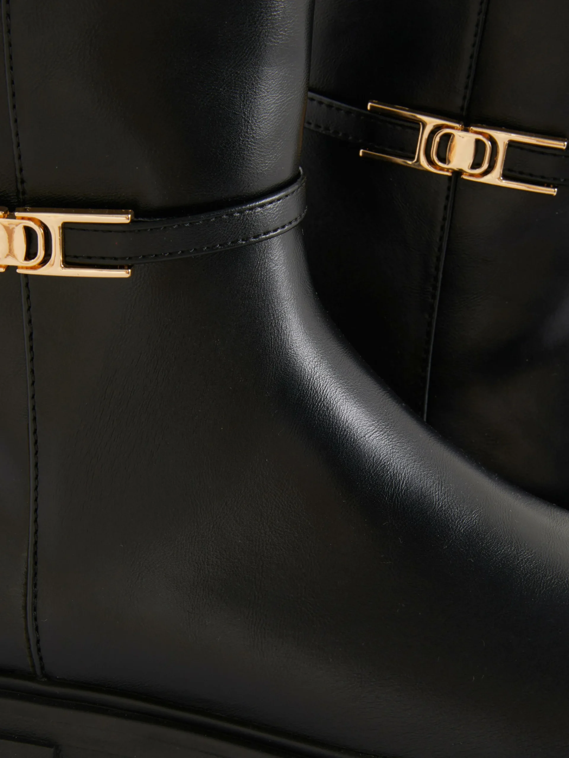 Botines Con Detalle De Hebilla