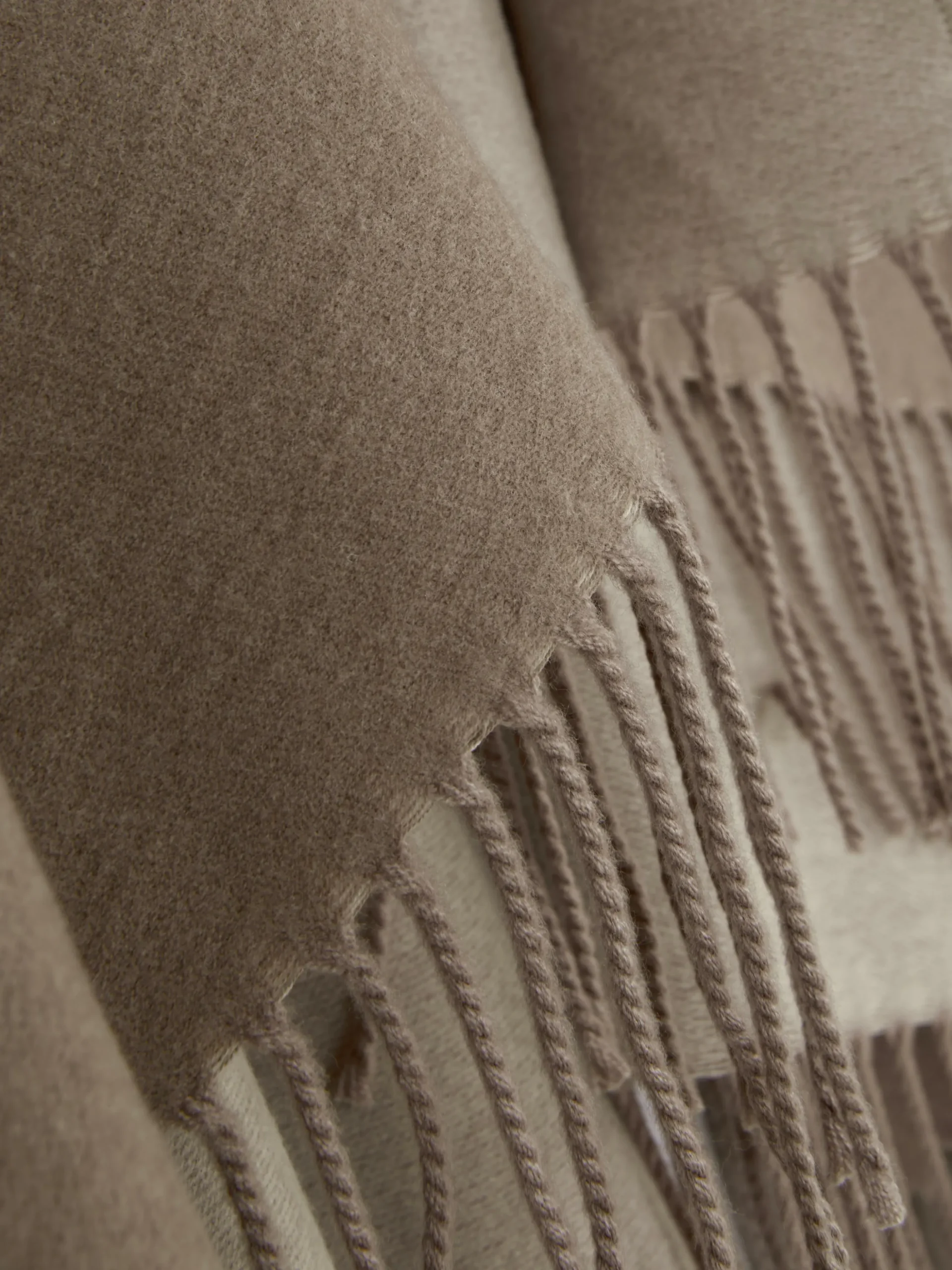 Bufanda Tipo Capa Con Borlas