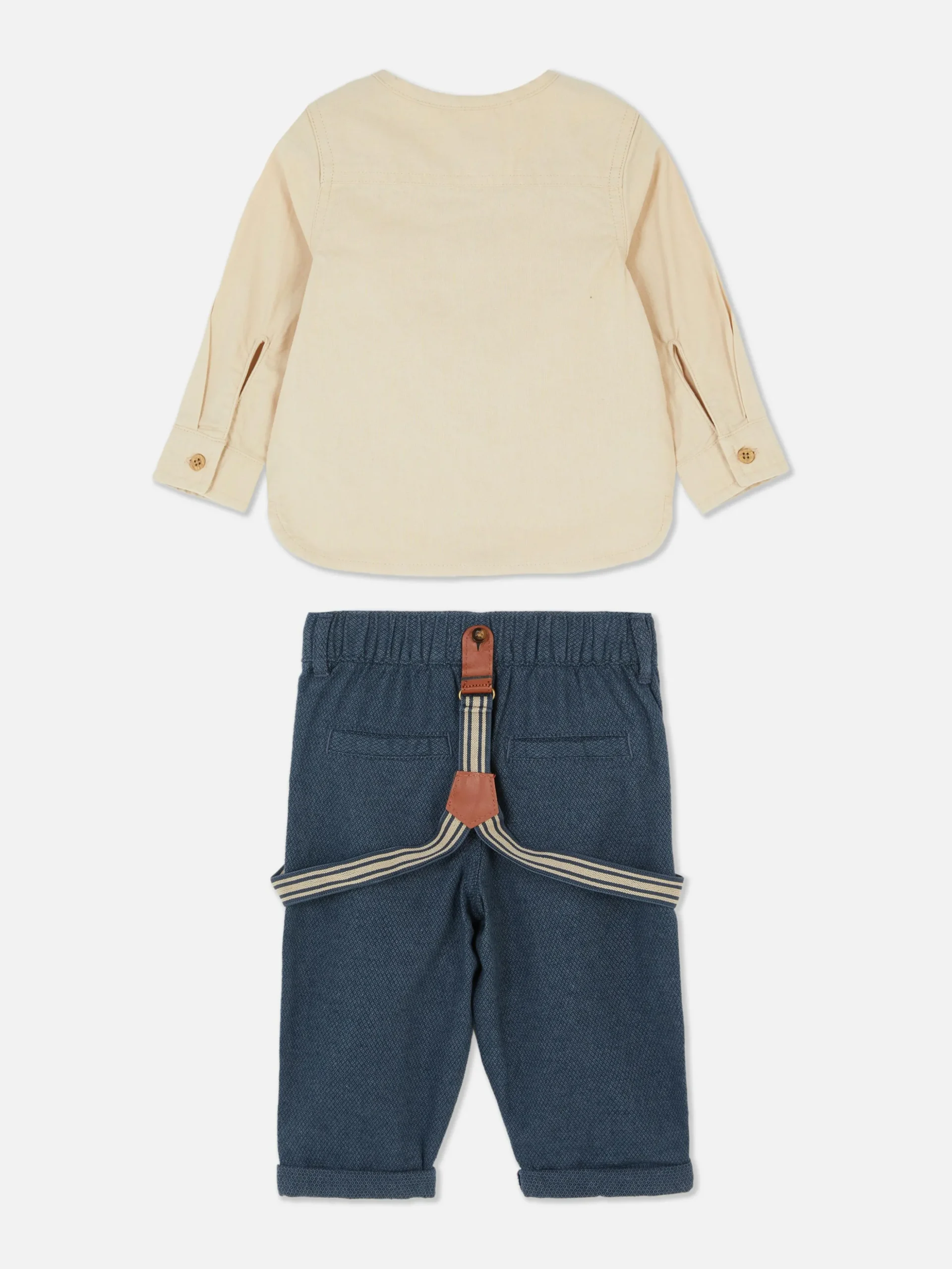 Camisa De Botones Y Pantalones Con Tirantes