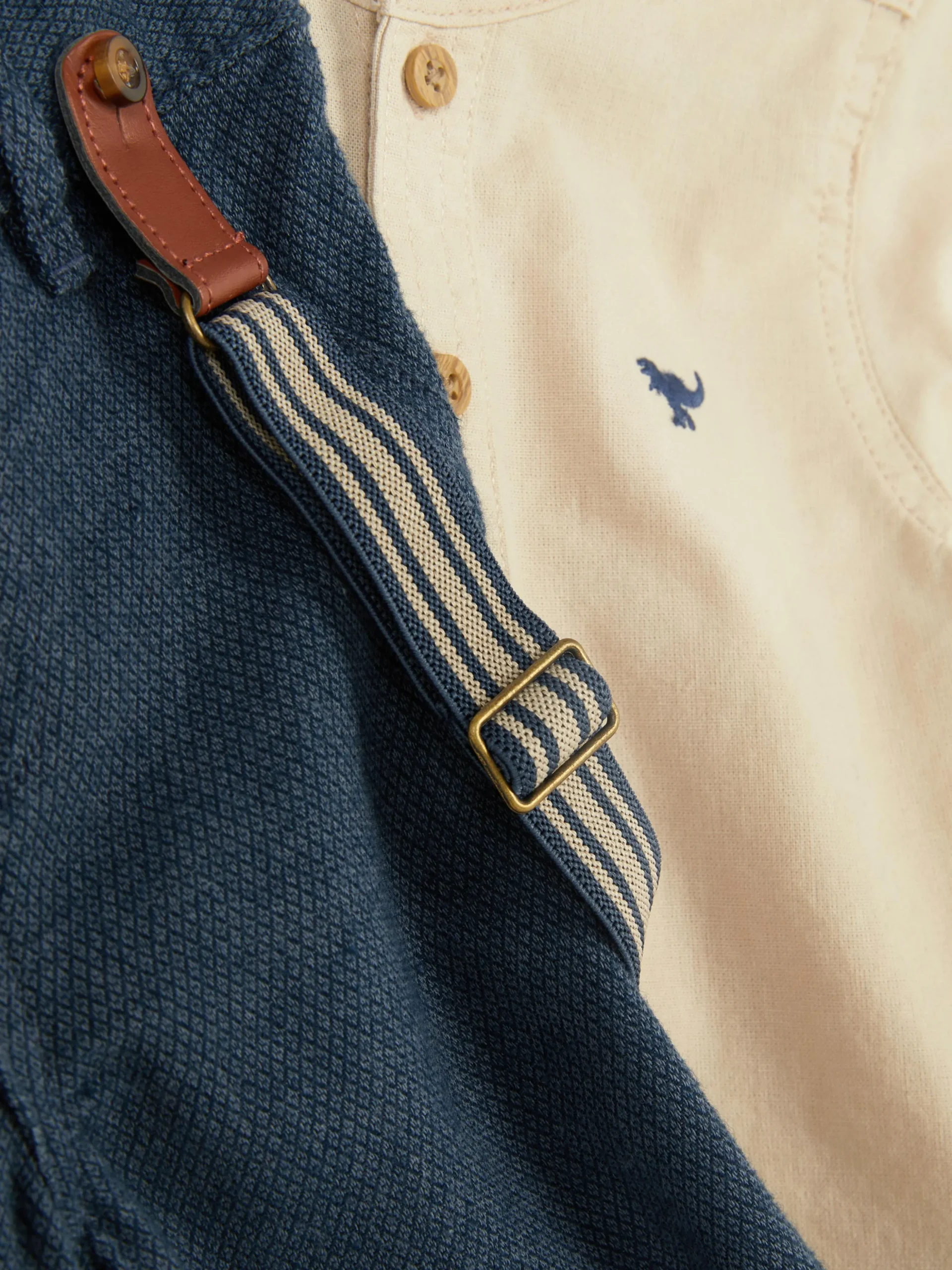 Camisa De Botones Y Pantalones Con Tirantes