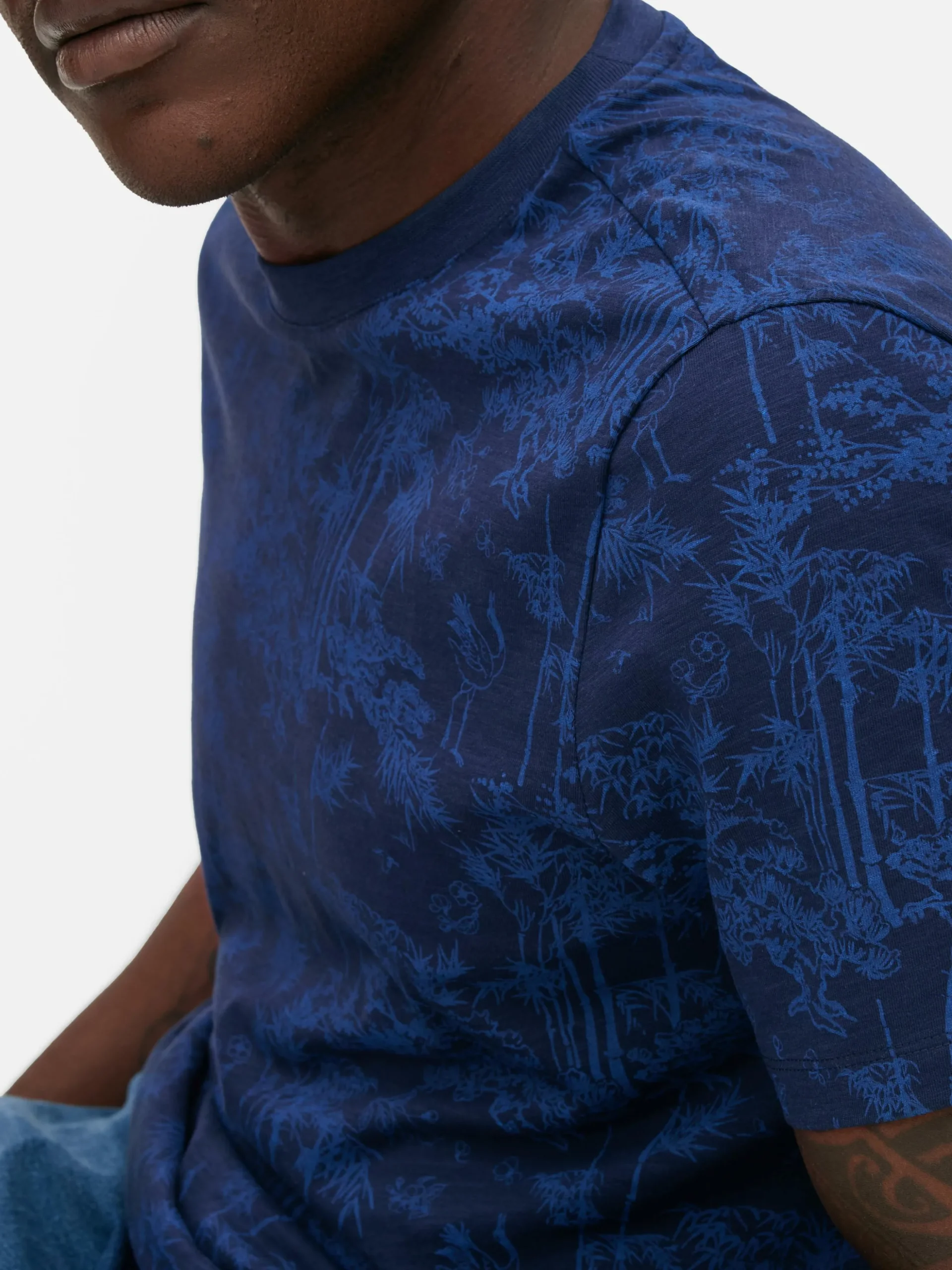 Camiseta Con Cuello Redondo Y árboles Japoneses