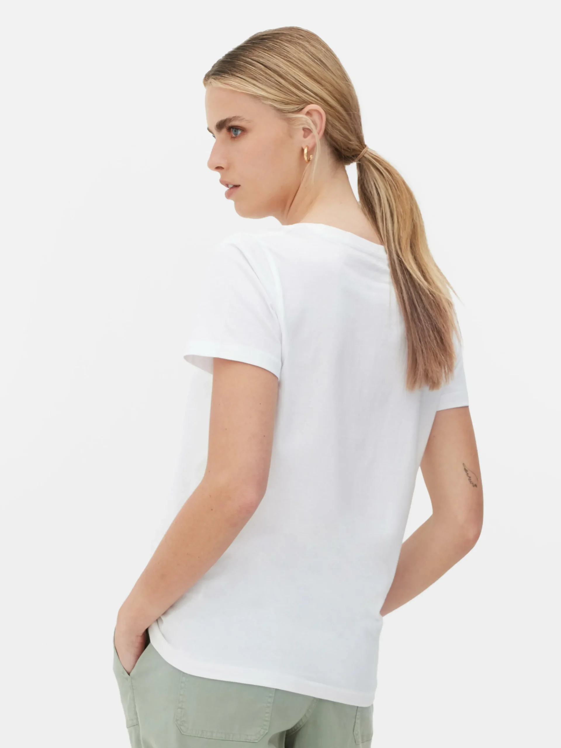 Camiseta De Manga Corta Con Cuello De Pico