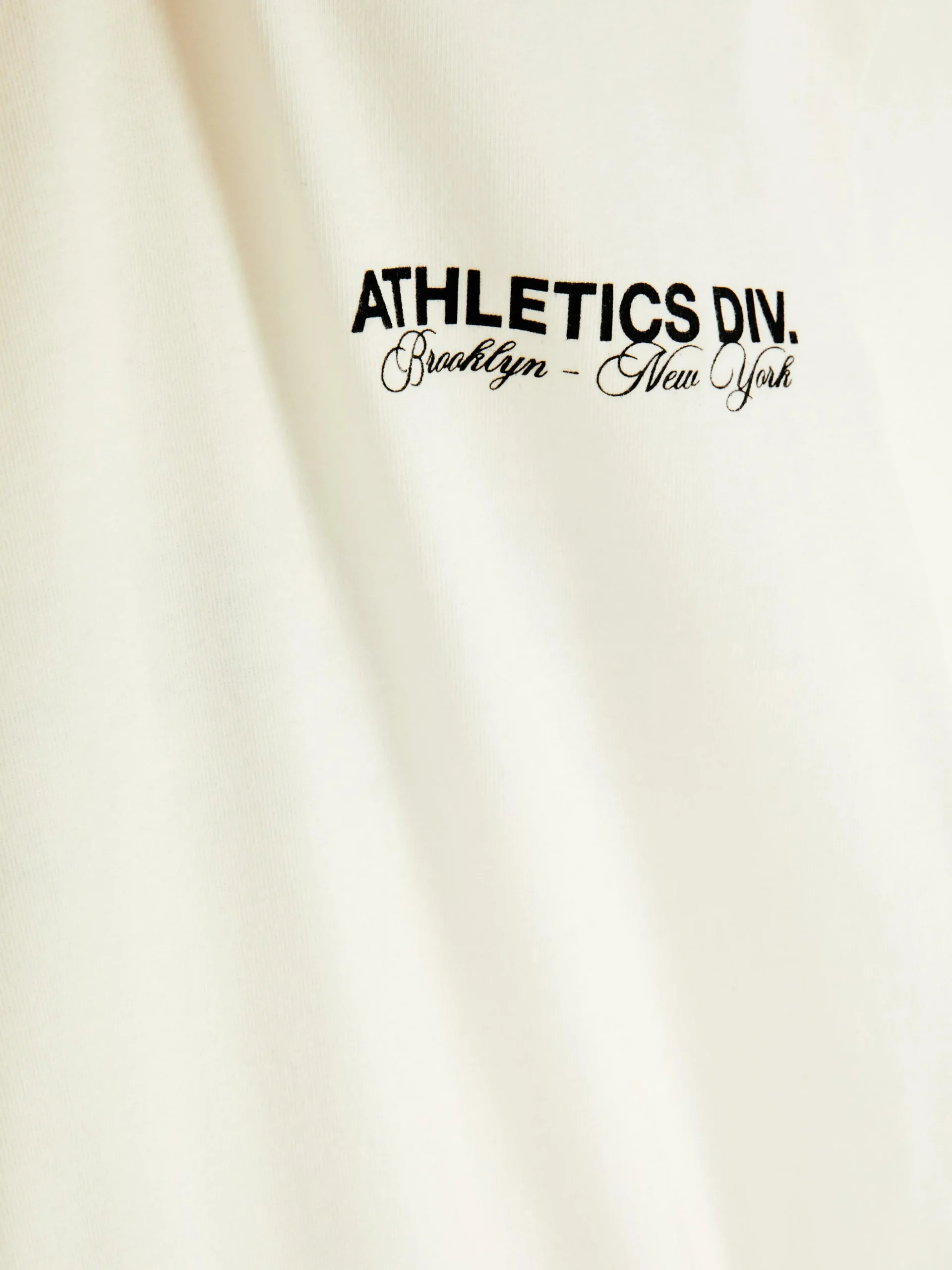 Camiseta De Manga Corta Y Estampado Deportivo