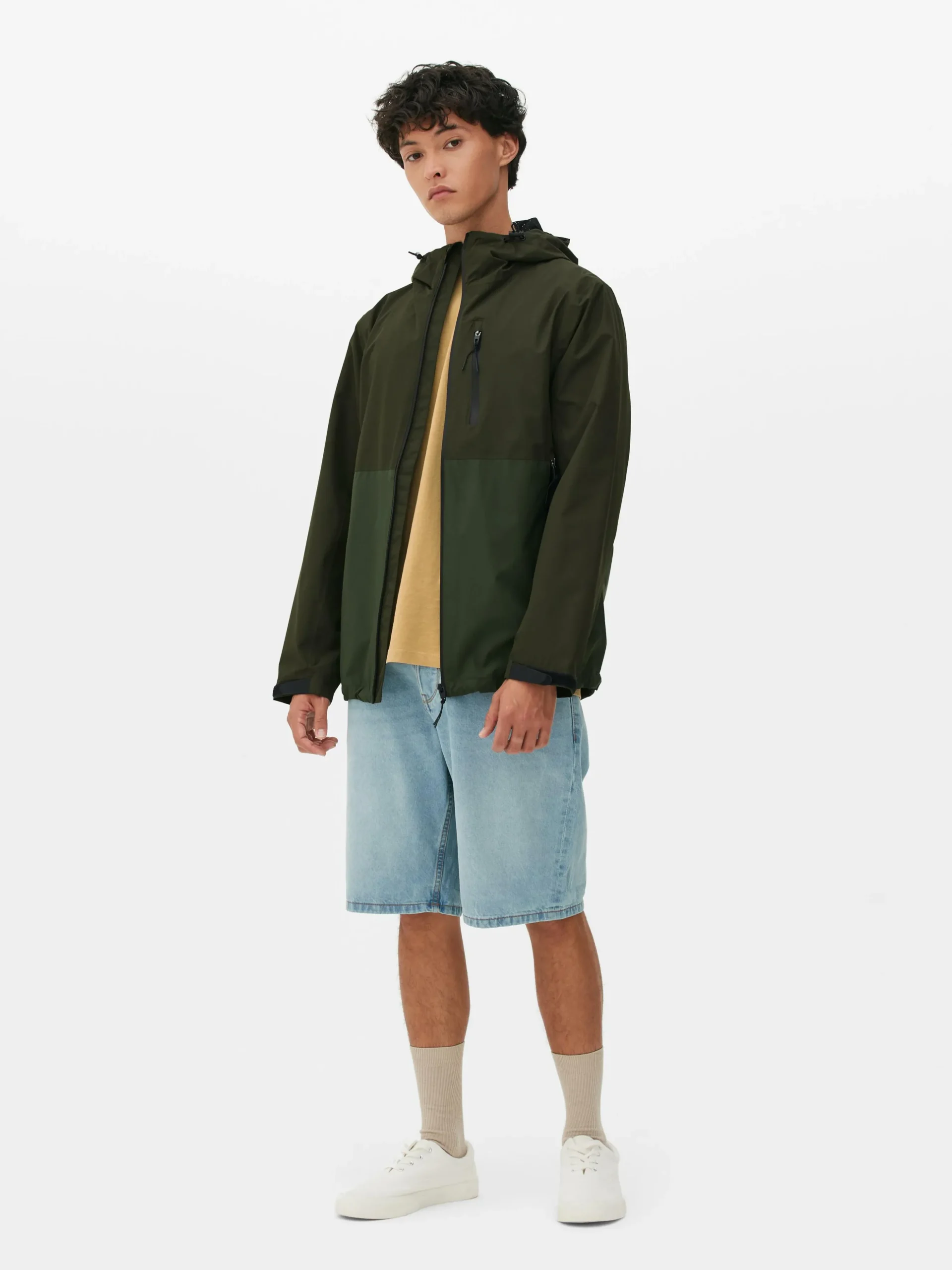 Chubasquero Con Varios Bolsillos Y Bloques De Color