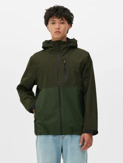 Chubasquero Con Varios Bolsillos Y Bloques De Color