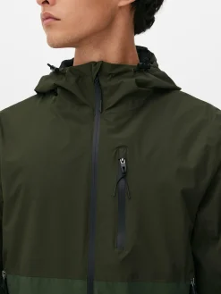 Chubasquero Con Varios Bolsillos Y Bloques De Color