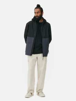 Chubasquero Con Varios Bolsillos Y Bloques De Color