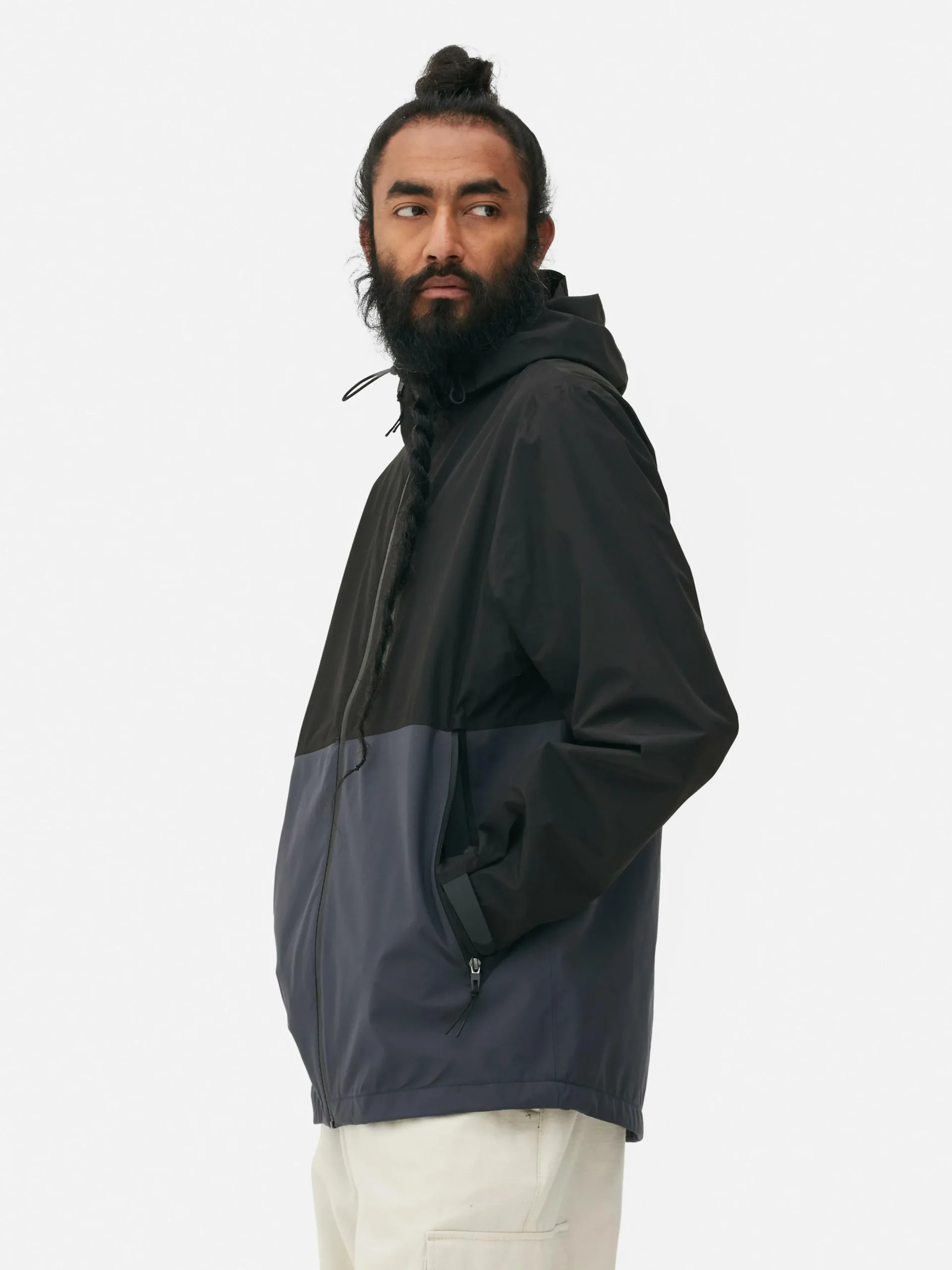 Chubasquero Con Varios Bolsillos Y Bloques De Color