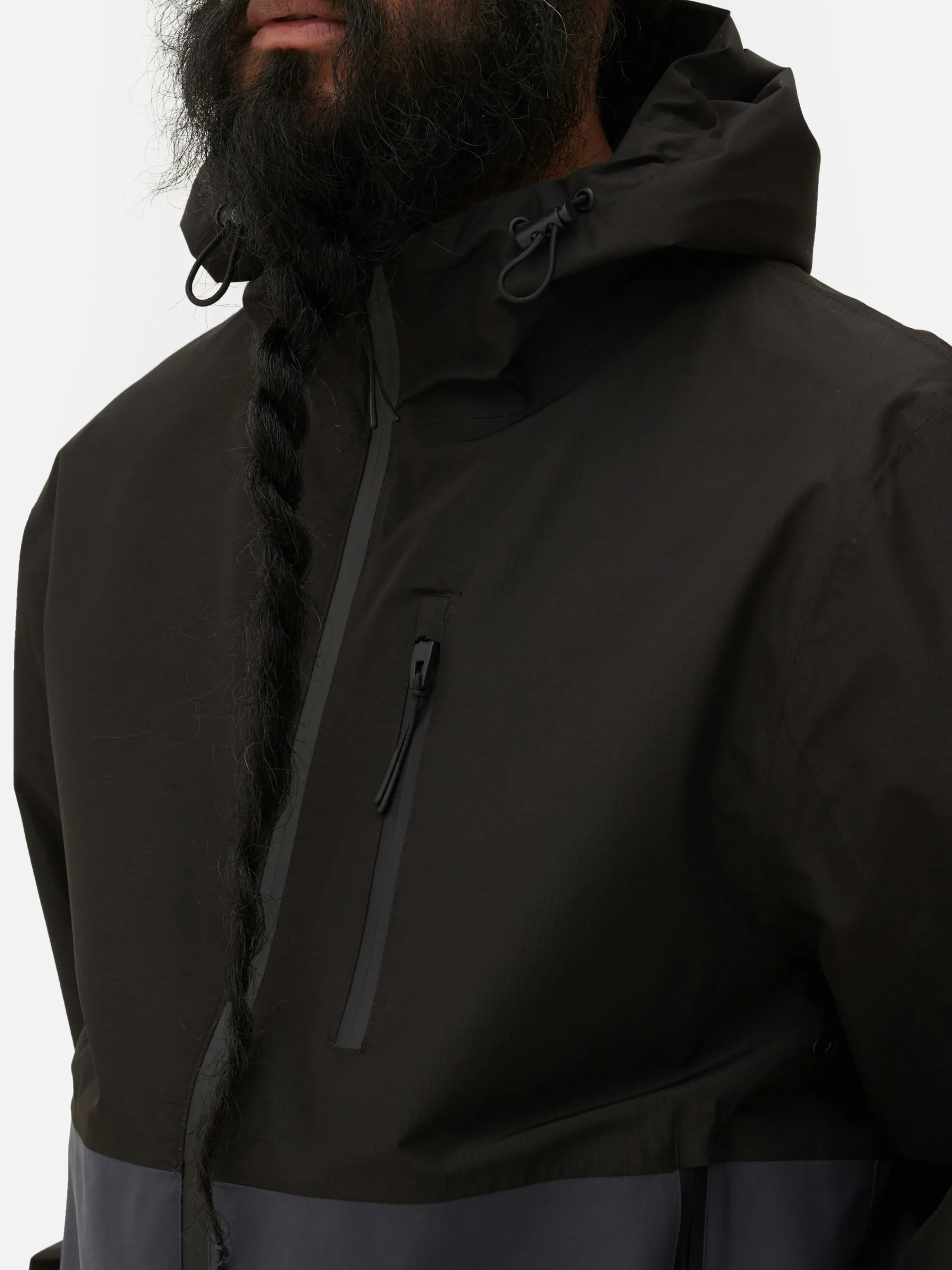 Chubasquero Con Varios Bolsillos Y Bloques De Color