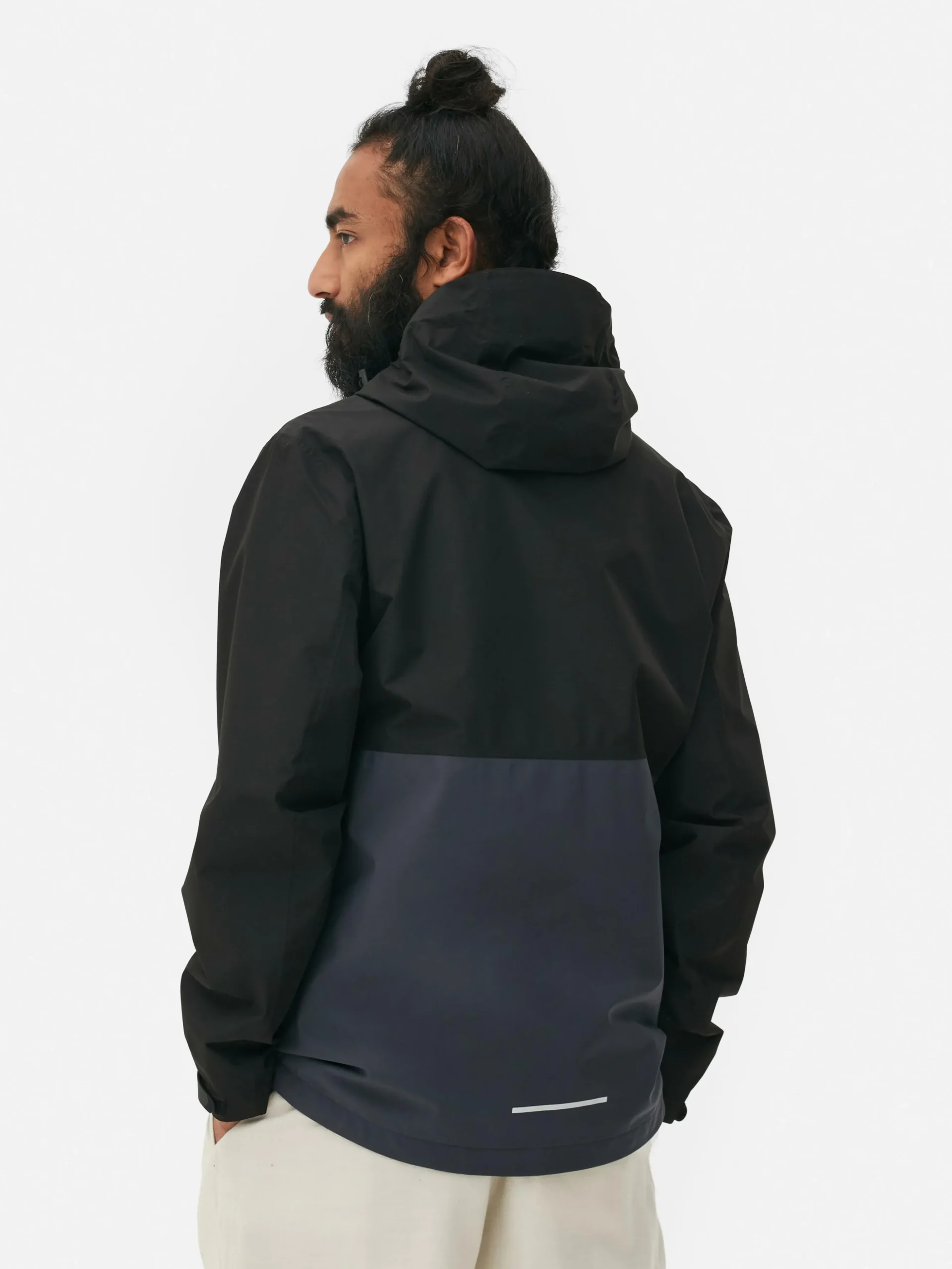 Chubasquero Con Varios Bolsillos Y Bloques De Color