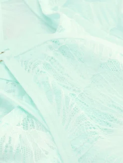 Conjunto De Sujetador De Encaje Sin Relleno Y Tanga