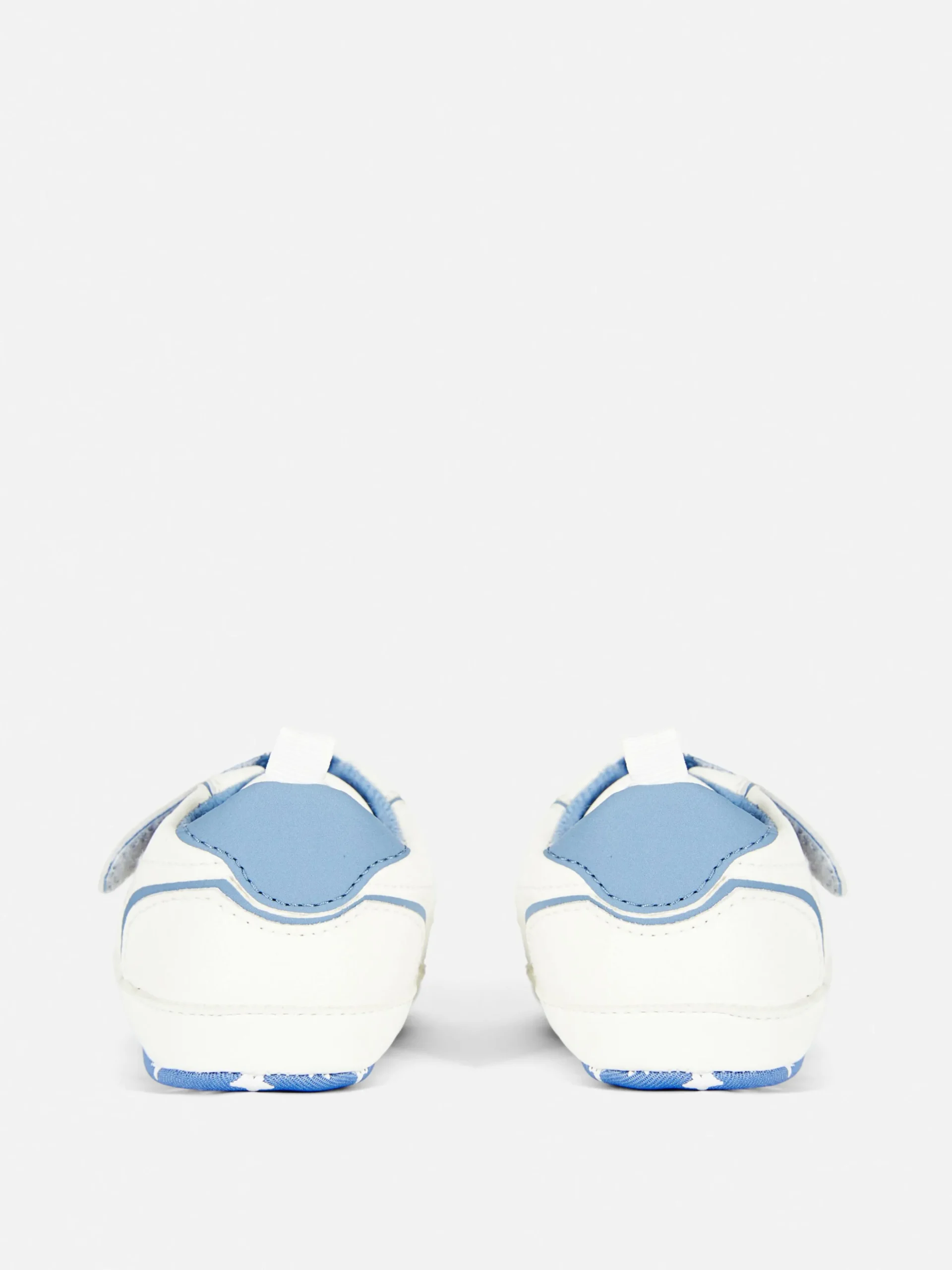 Deportivas Bajas Con Estrellas En La Suela