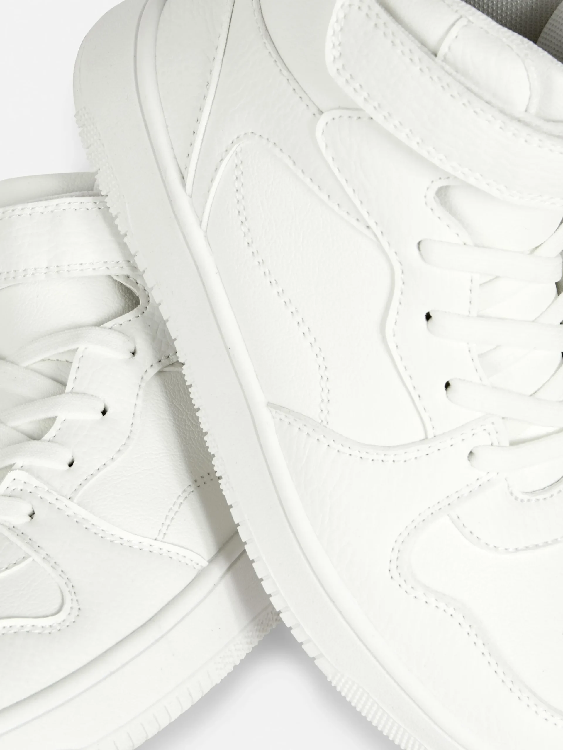 Deportivas De Caña Alta Y Suela Gruesa