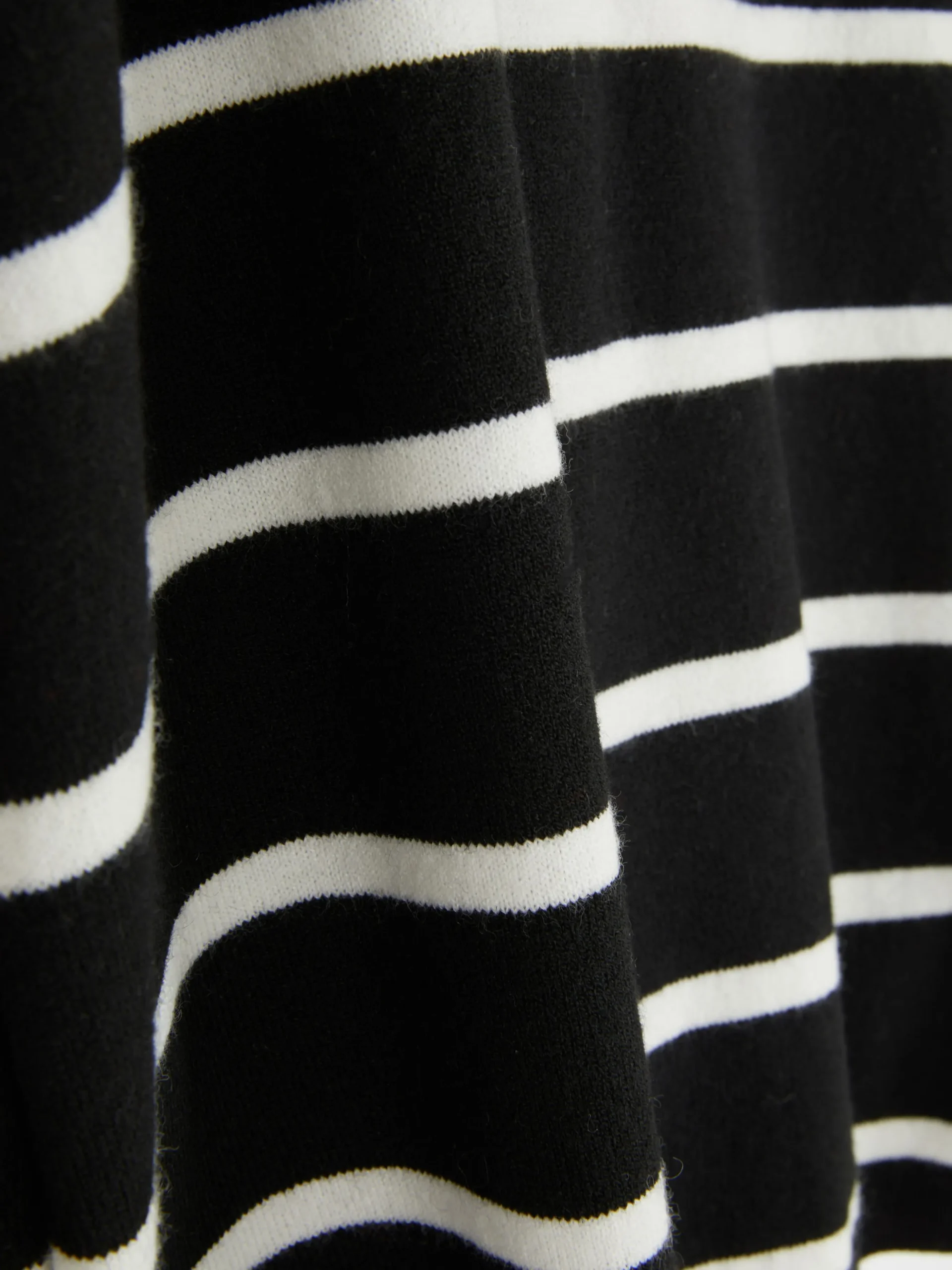 Jersey De Punto Fino Con Cuello De Pico