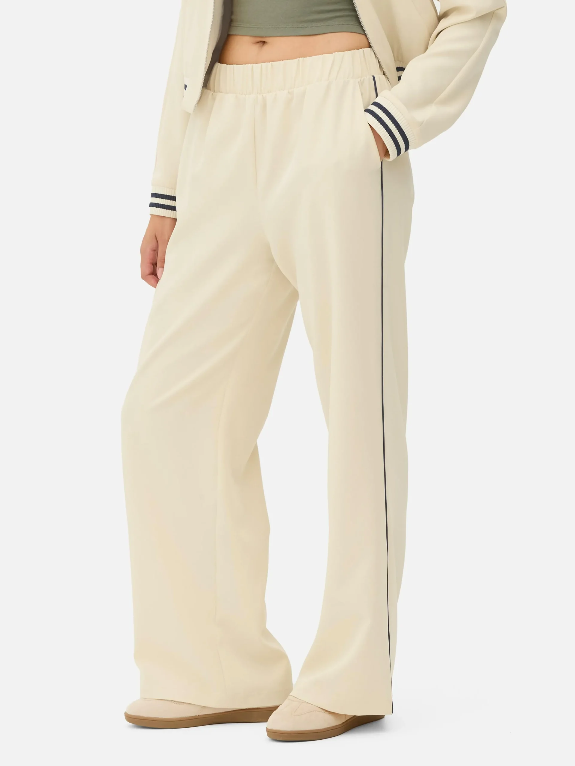 Joggers Anchos Con Detalle De Rayas