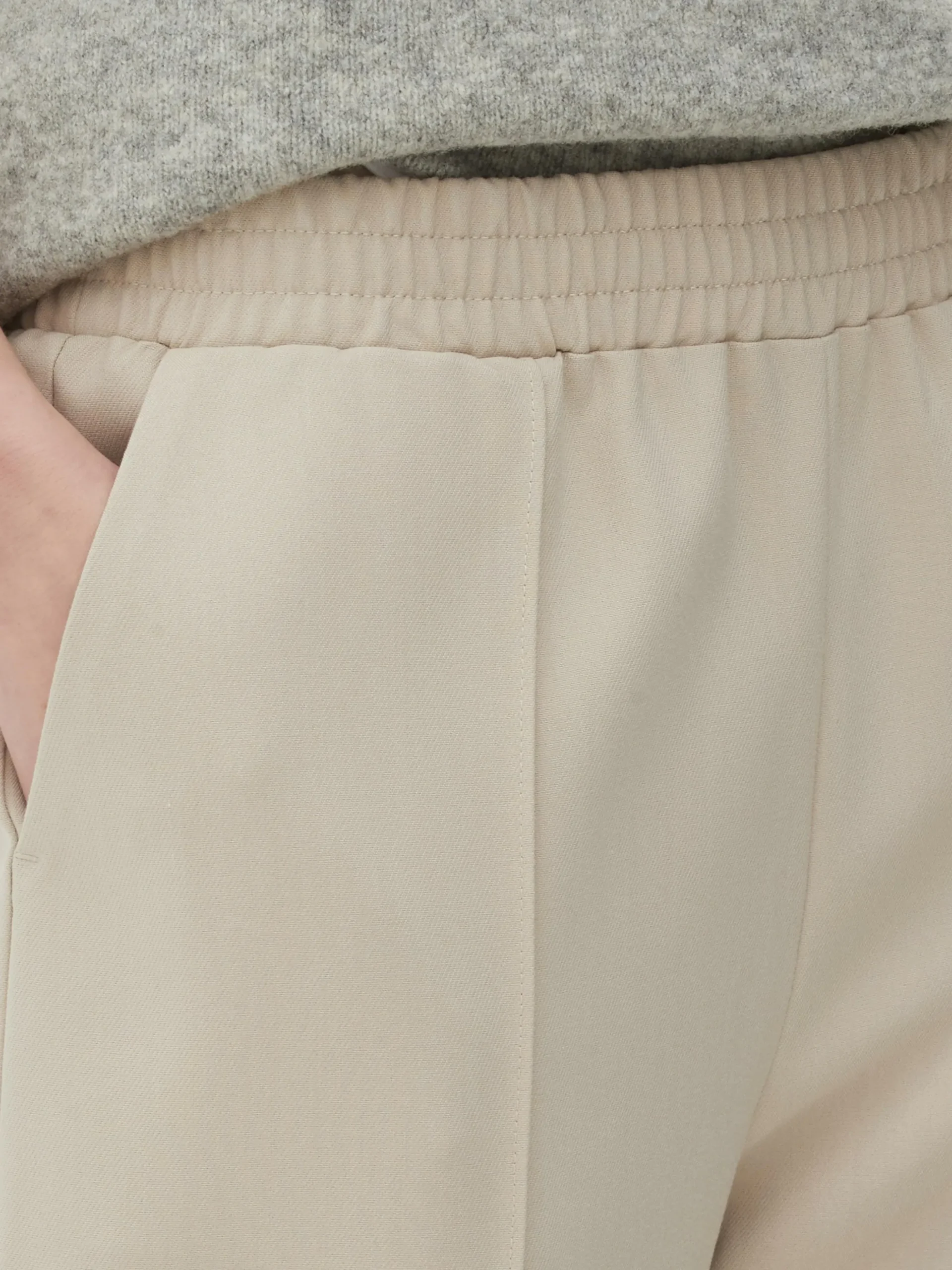 Joggers De Punto Con Costuras Decorativas