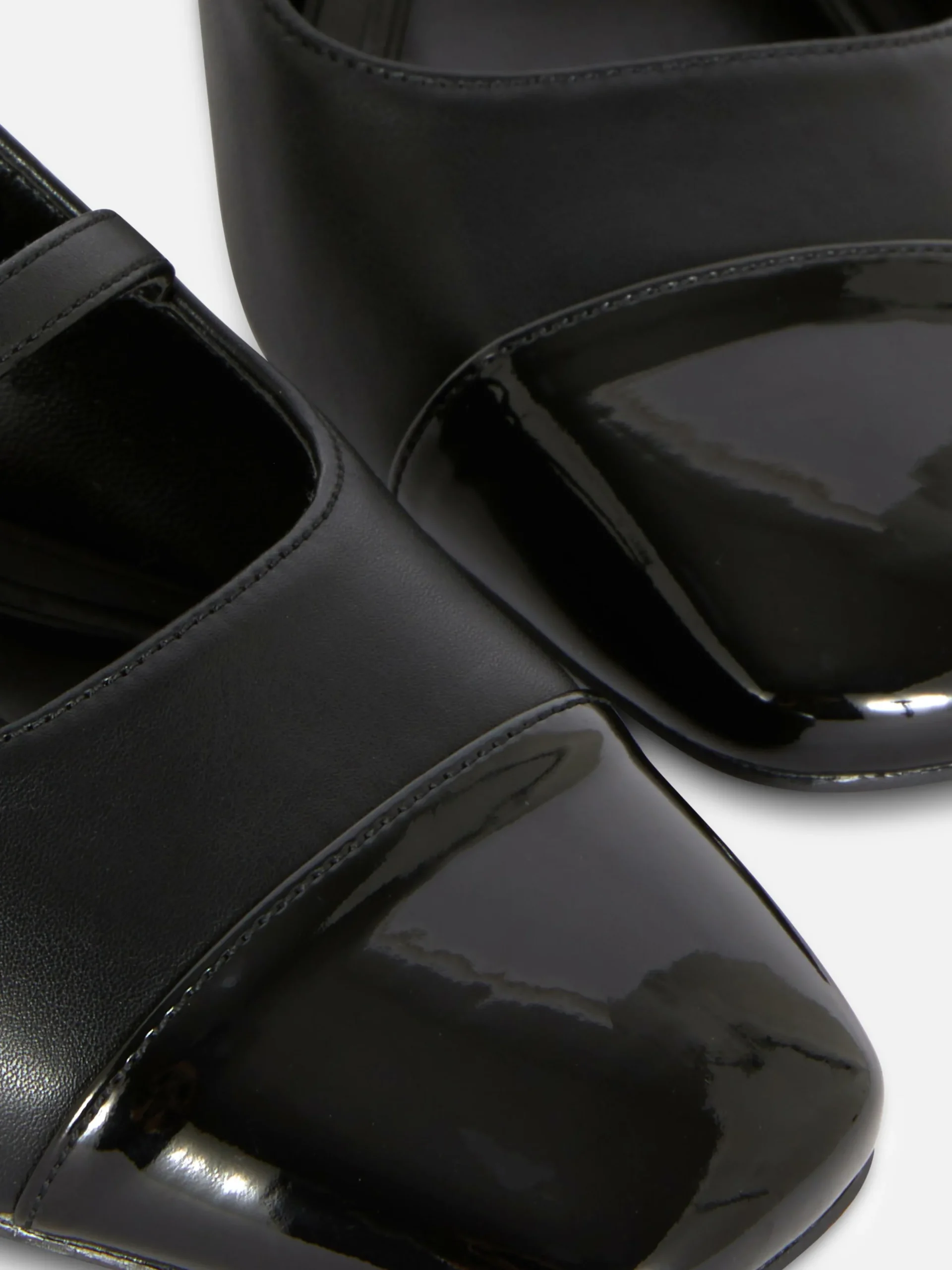 Merceditas Con Tacón Ancho Y Tira En El Talón