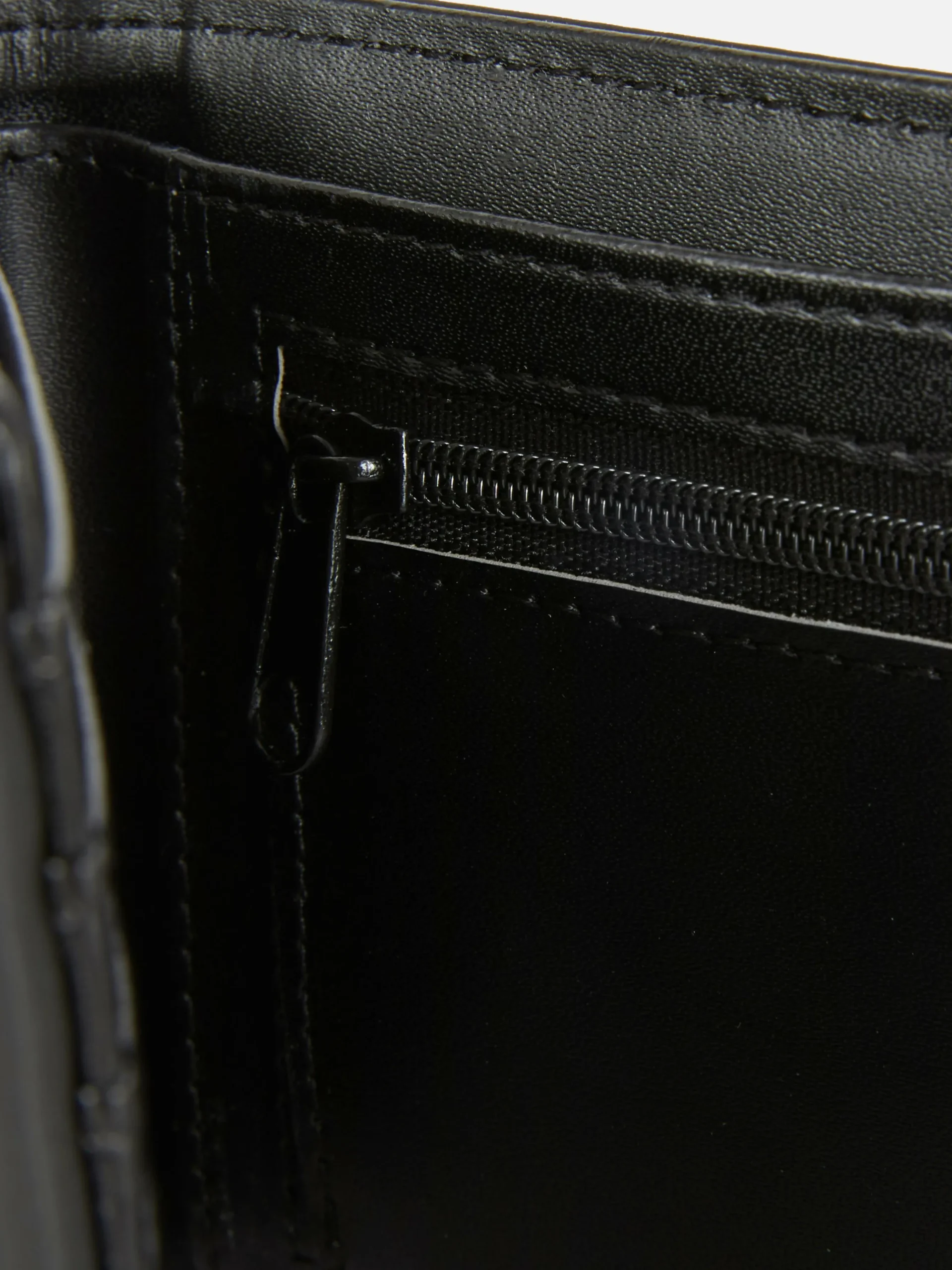 Monedero Plegable Con Acabado Engomado