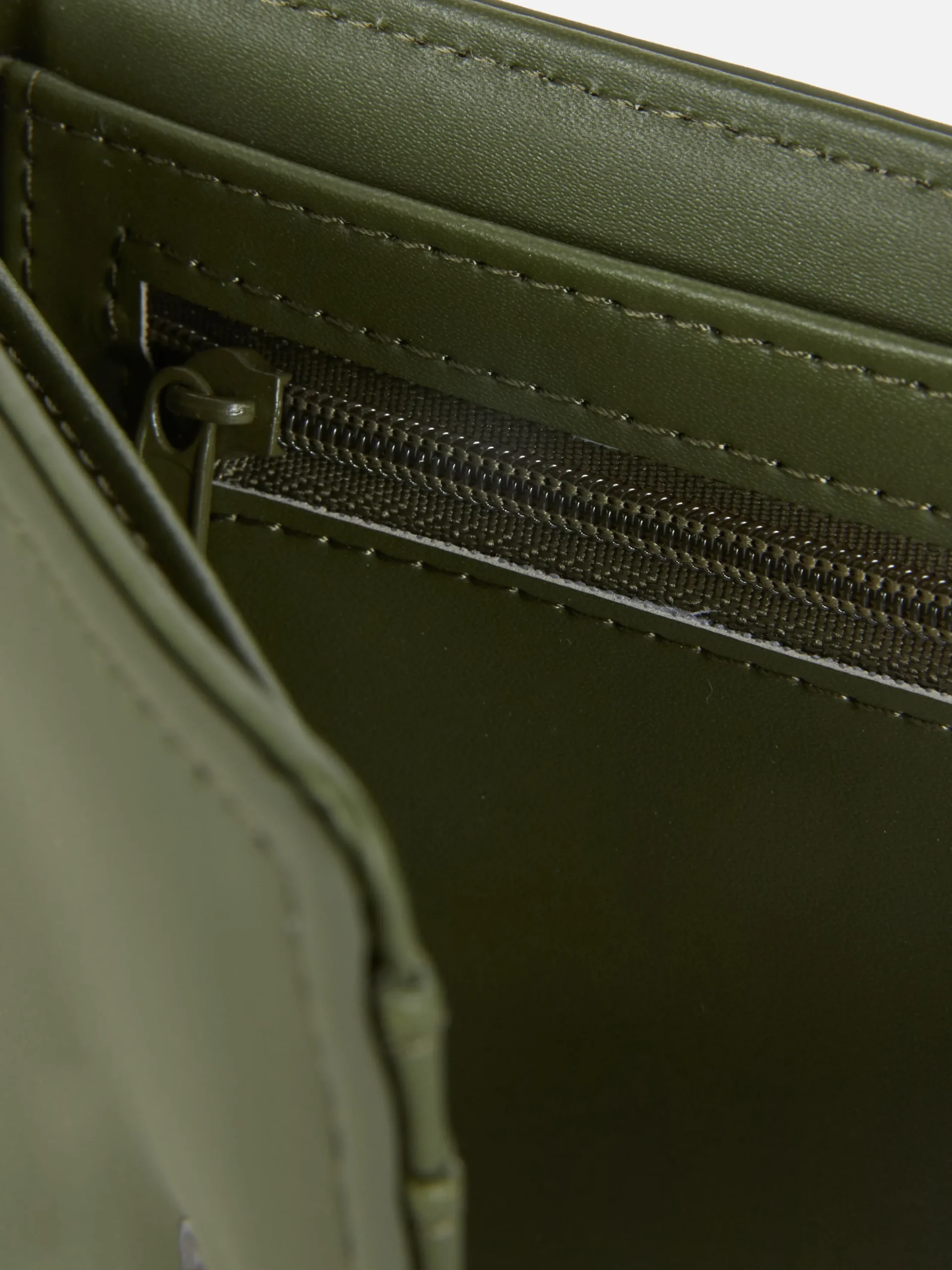 Monedero Plegable Con Acabado Engomado