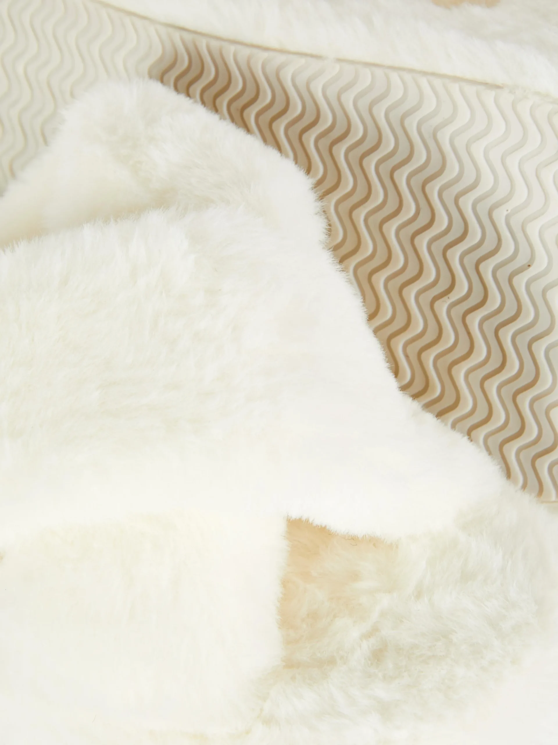 Pantuflas De Pelo Sintético Con Tiras Cruzadas