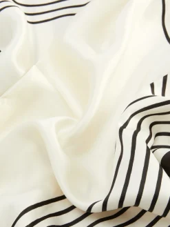 Pañuelo Con Estampado De Corazones