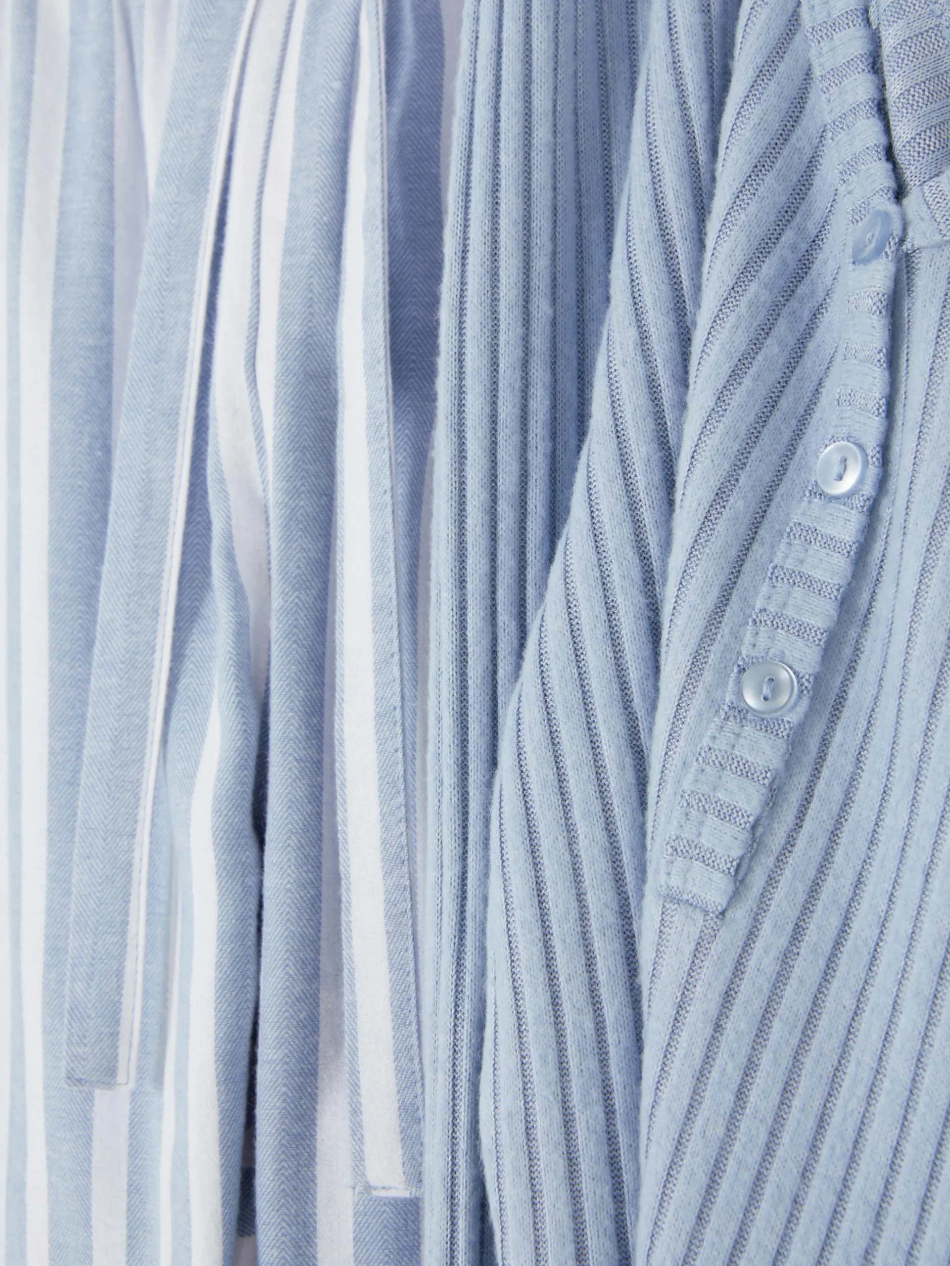 Pijama Con Camiseta De Cuello Henley Y Pantalones