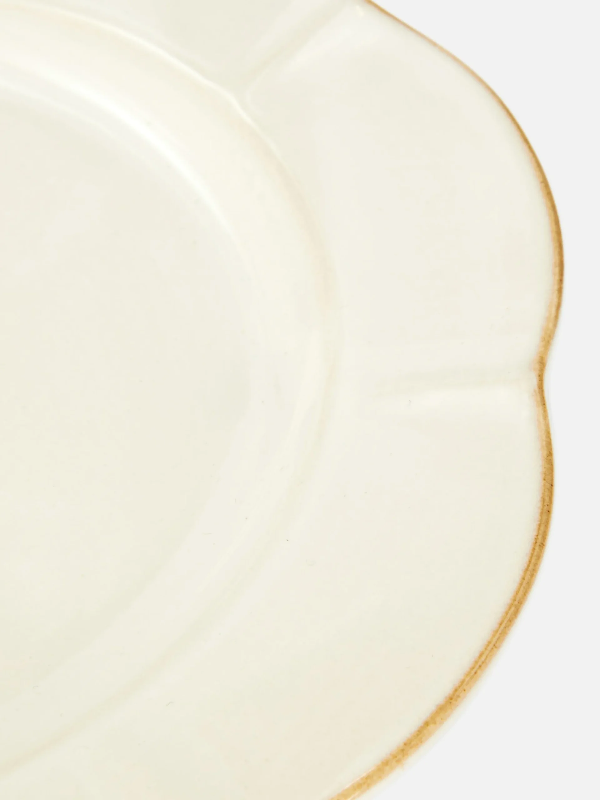 Plato Pequeño Con Borde En Forma De Pétalos