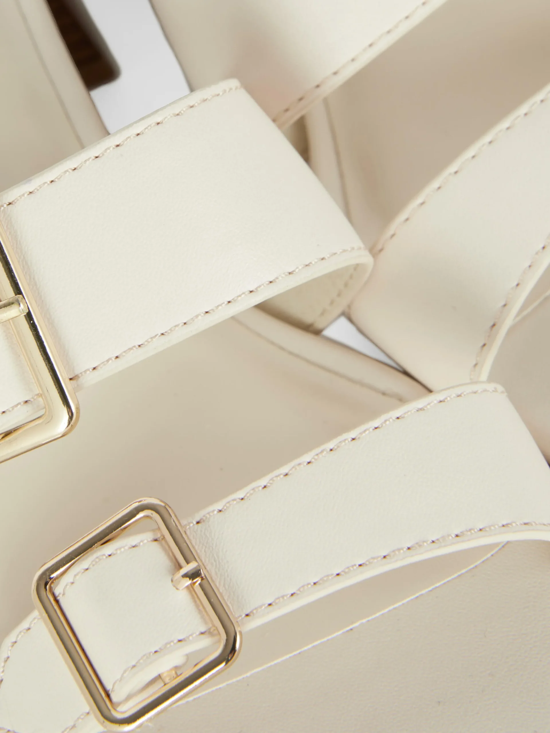 Sandalias De Tacón Grueso Con Hebillas