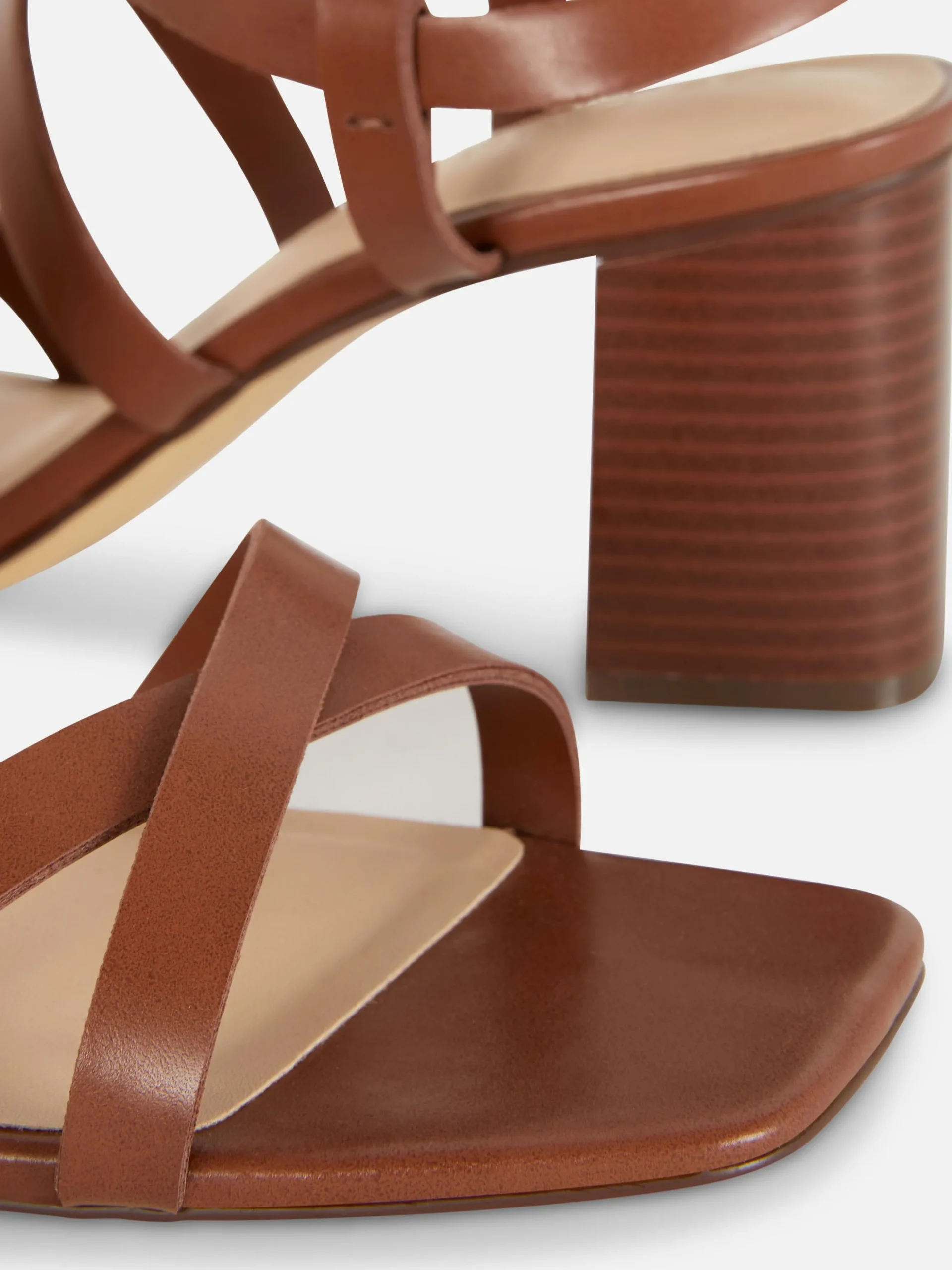 Sandalias De Tacón Grueso Con Tira Cruzada