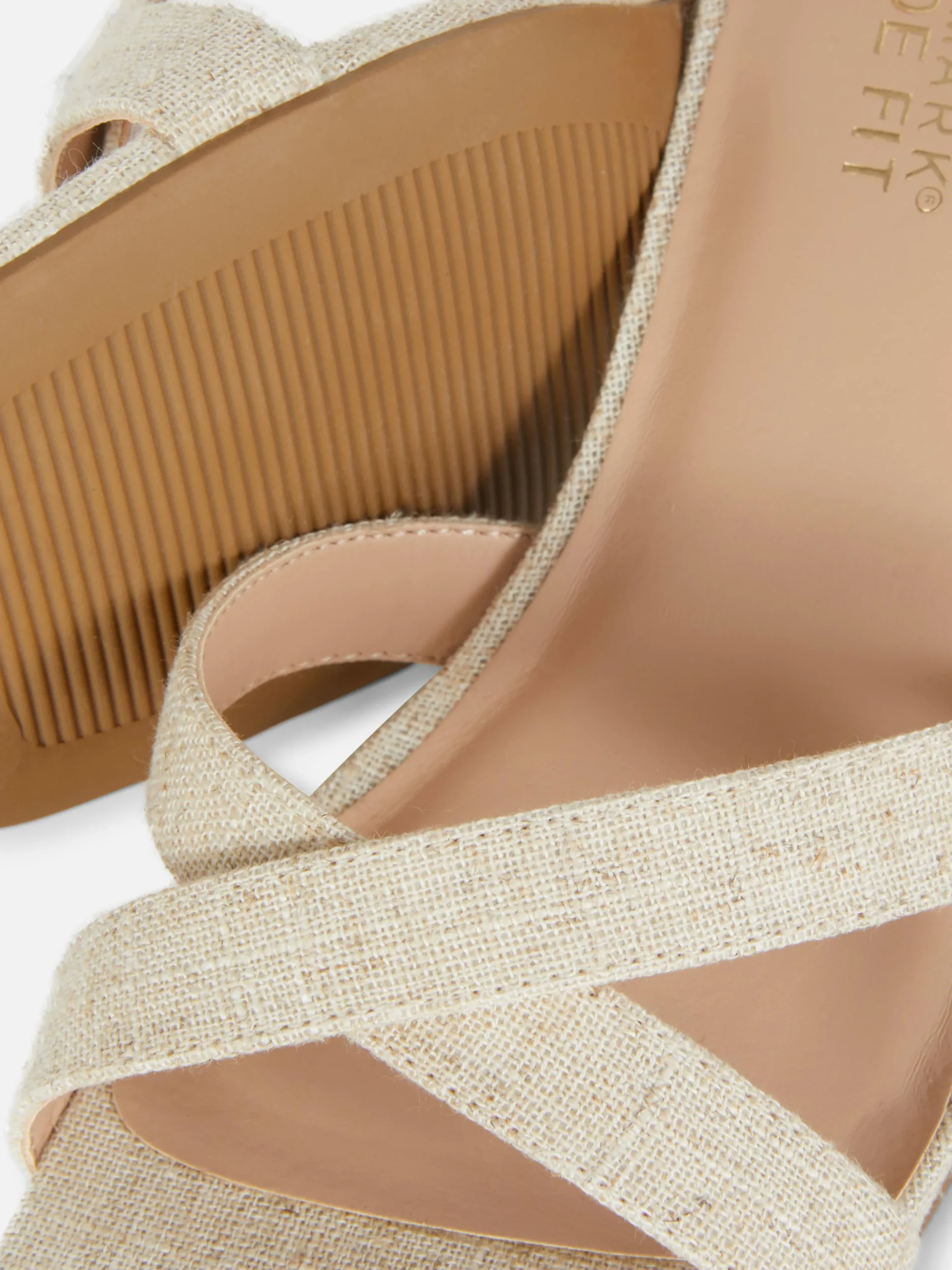 Sandalias De Tacón Y Horma Ancha Con Tira Tejida