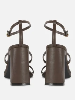 Sandalias En Con Tira En «T» Y Tacón De Rita Ora