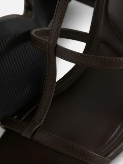 Sandalias En Con Tira En «T» Y Tacón De Rita Ora