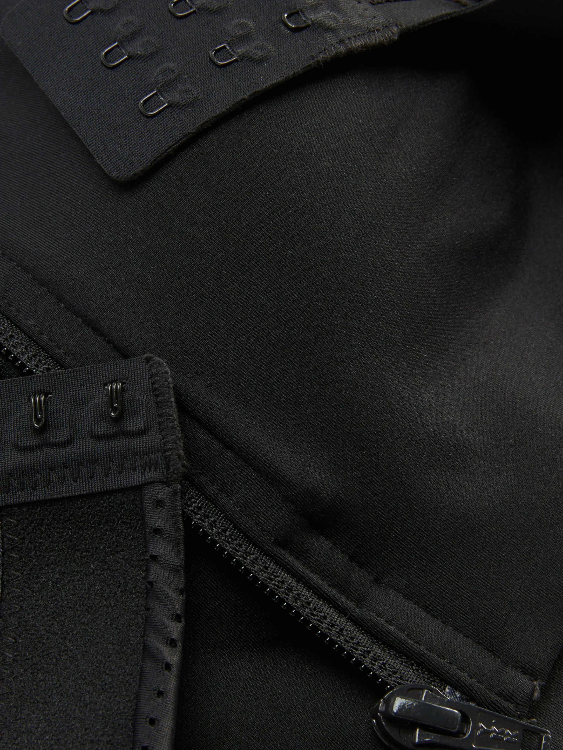 Sujetador Con Cremallera Y Tirantes Cruzados