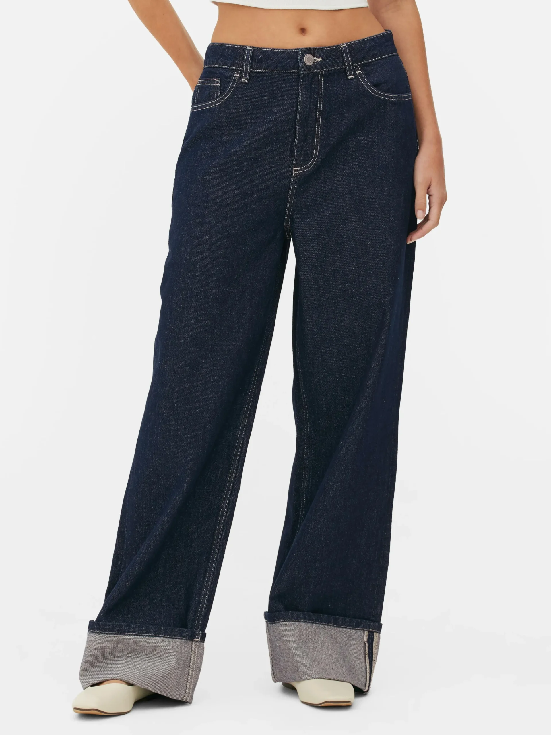 Vaqueros De Pernera Ancha Con Bajos Vueltos