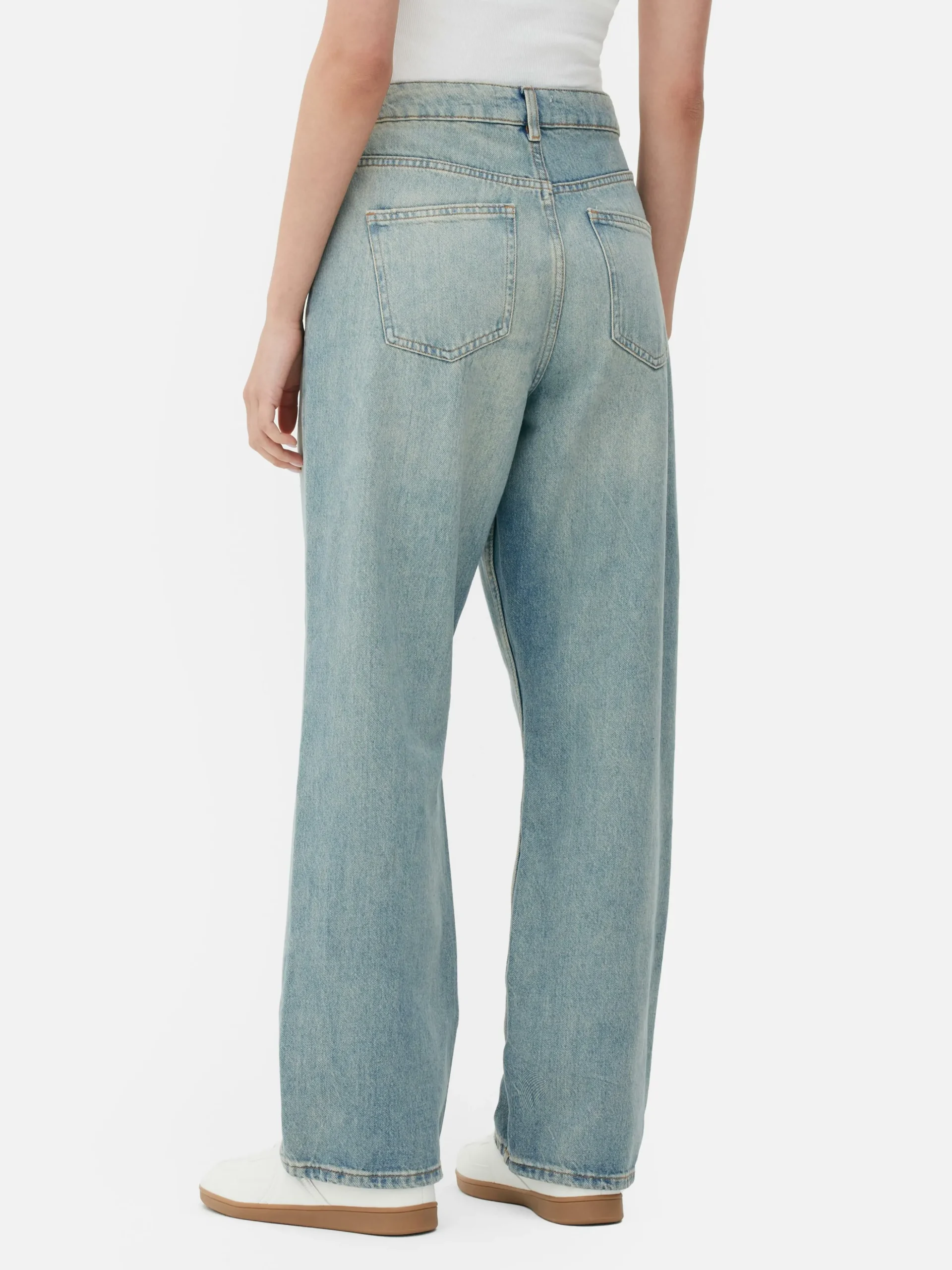 Vaqueros De Pernera Recta Con Detalles Rasgados