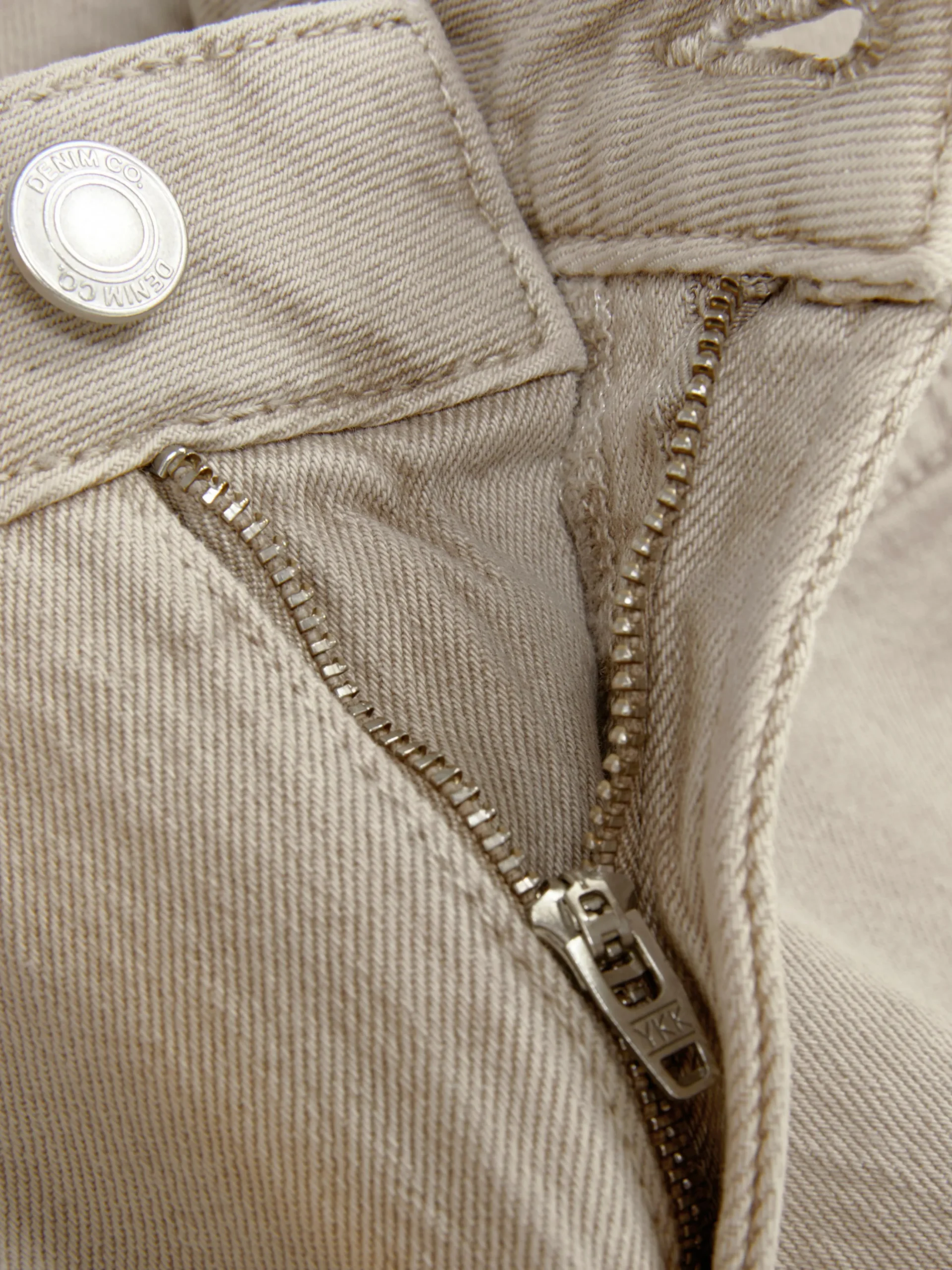 Vaqueros De Pernera Recta Y Corte Entallado