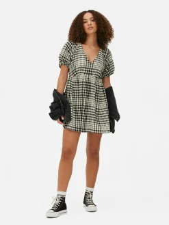 Vestido Con Vuelo, Cuello De Pico Y Mangas Abullonadas