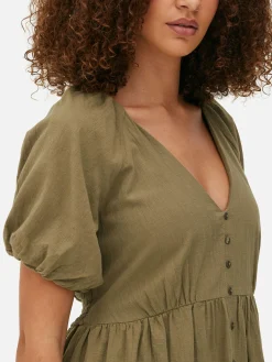 Vestido Con Vuelo, Cuello De Pico Y Mangas Abullonadas