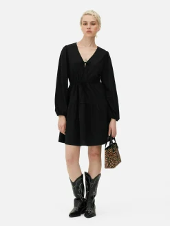 Vestido Corto Con Vuelo, Cuello De Pico Y Lazada