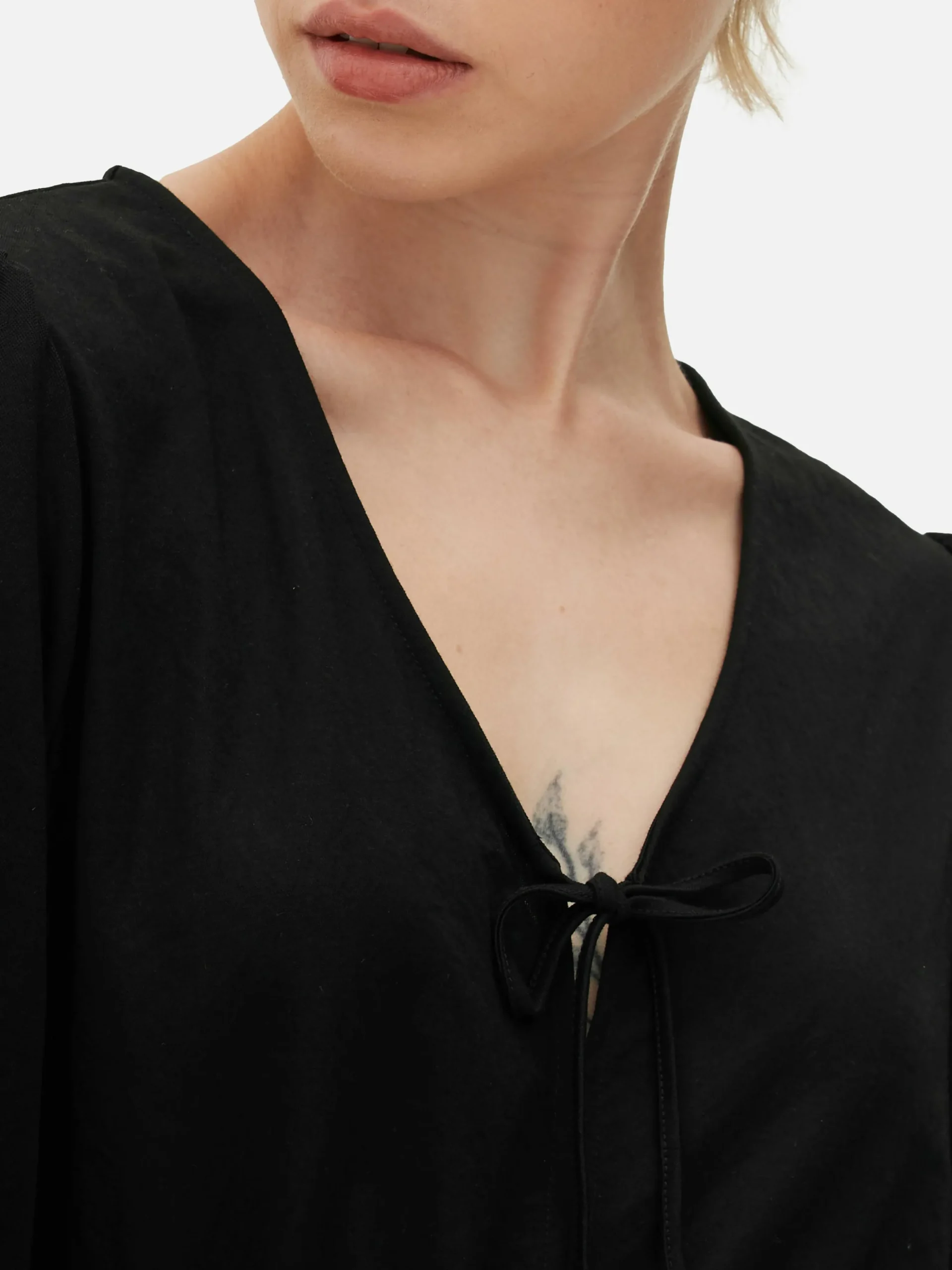 Vestido Corto Con Vuelo, Cuello De Pico Y Lazada