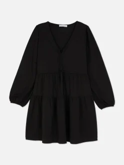 Vestido Corto Con Vuelo, Cuello De Pico Y Lazada