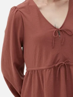 Vestido Corto Con Vuelo, Cuello De Pico Y Lazada