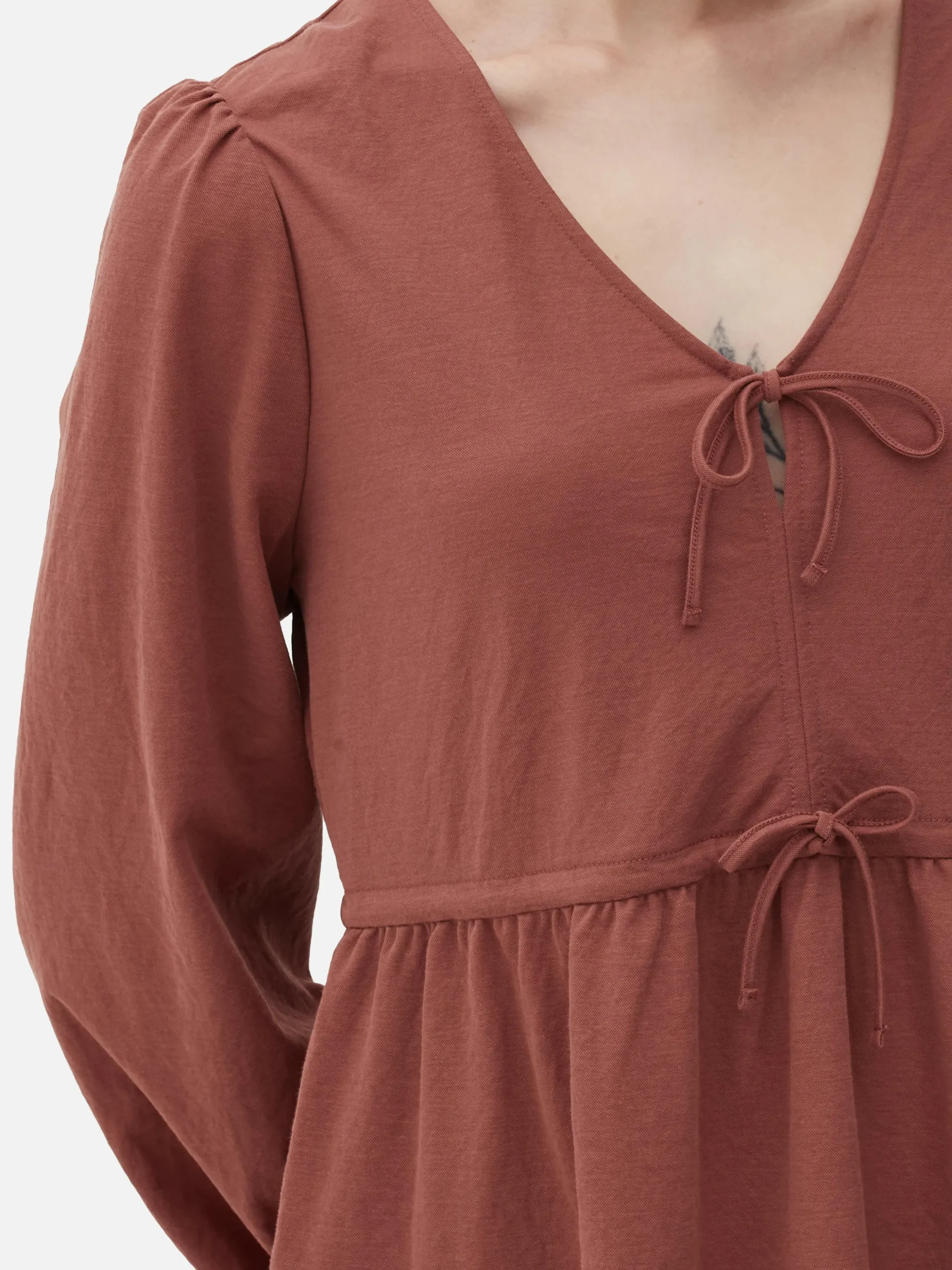 Vestido Corto Con Vuelo, Cuello De Pico Y Lazada