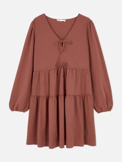 Vestido Corto Con Vuelo, Cuello De Pico Y Lazada