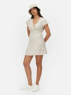 Vestido Corto Cruzado Con Mangas Casquillo