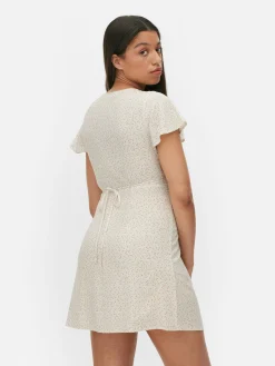 Vestido Corto Cruzado Con Mangas Casquillo