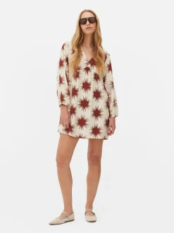 Vestido Corto De Cuello De Pico Y Con Vuelo