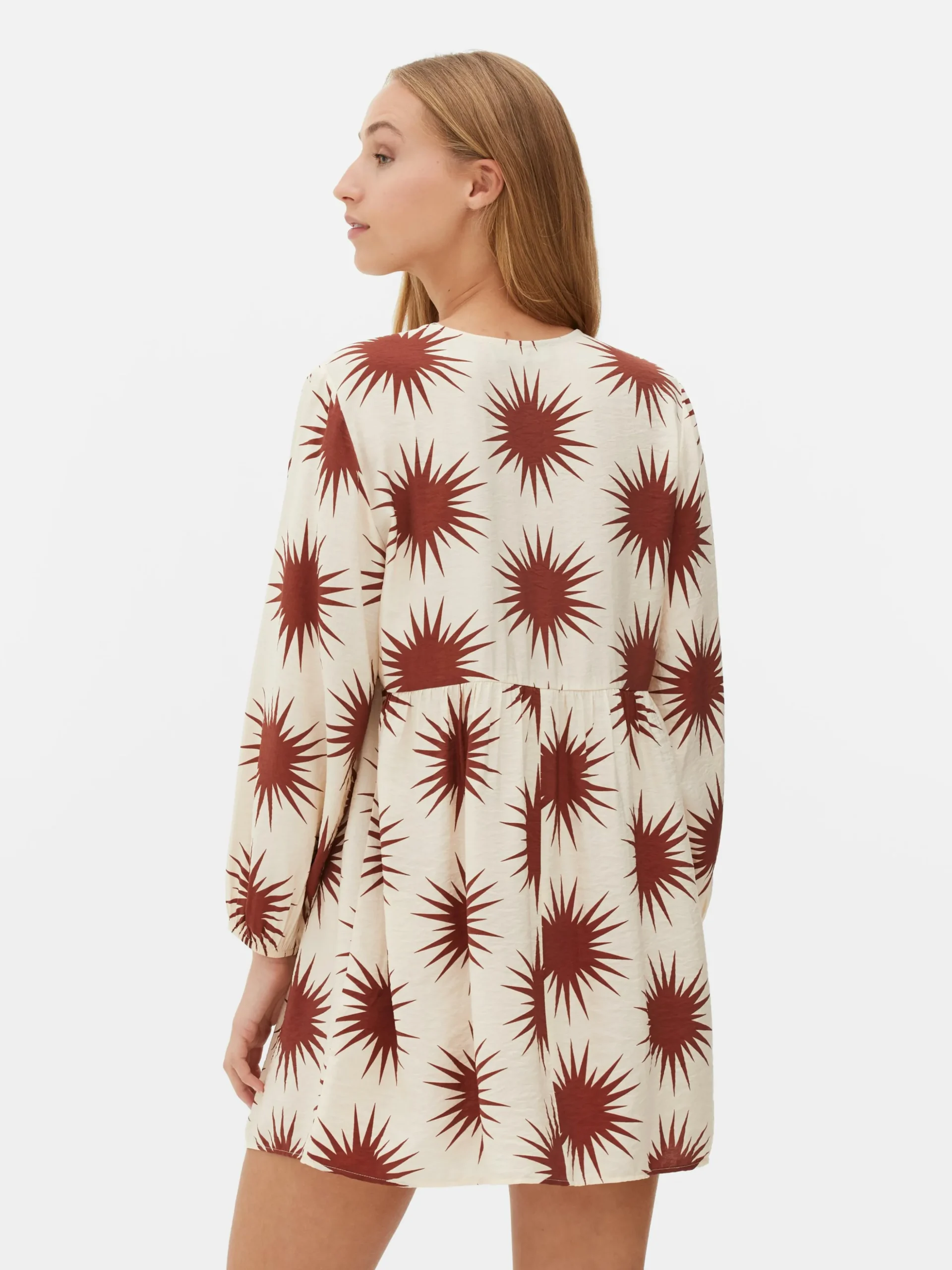 Vestido Corto De Cuello De Pico Y Con Vuelo