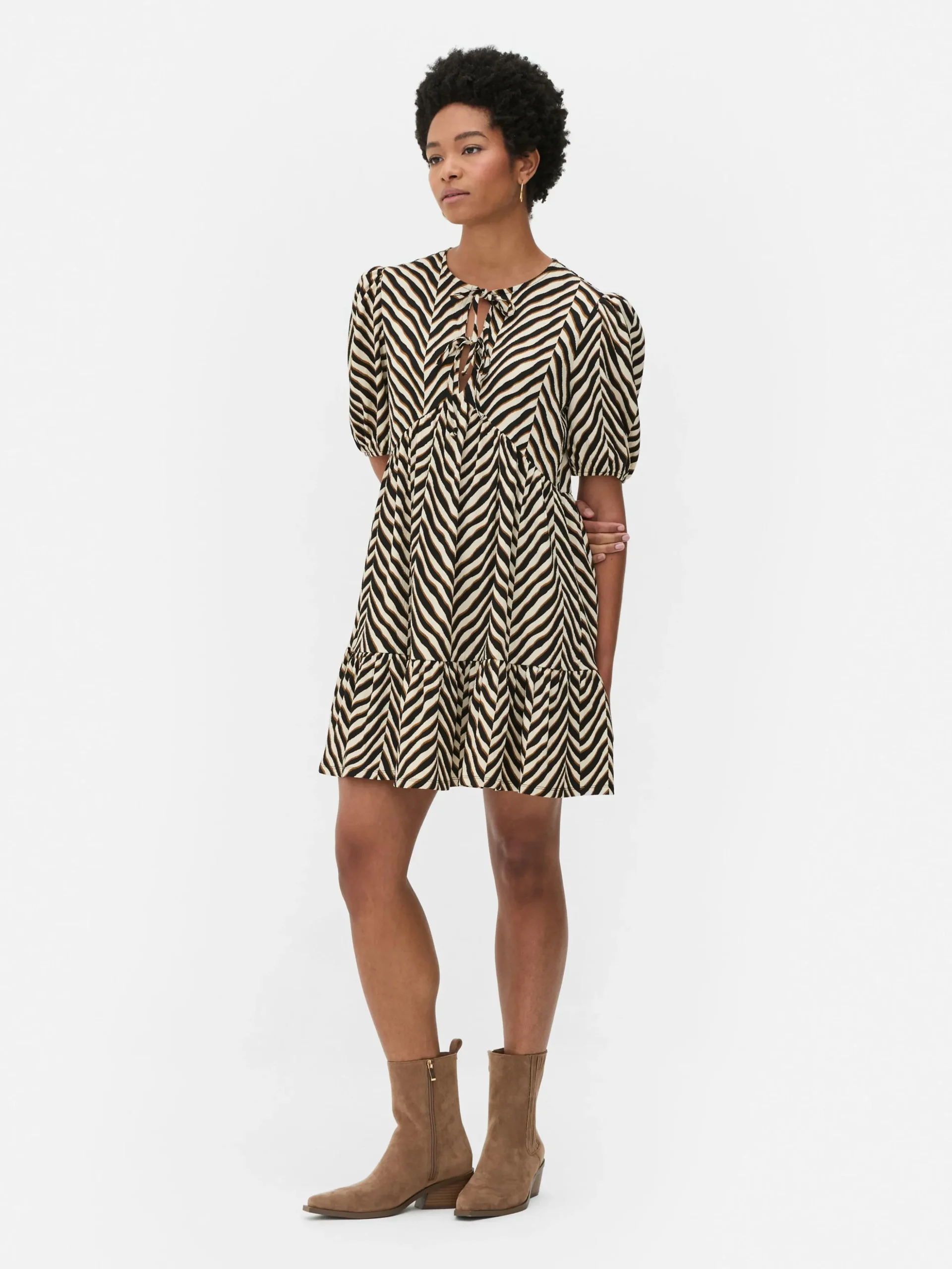 Vestido Corto Fruncido Con Vuelo